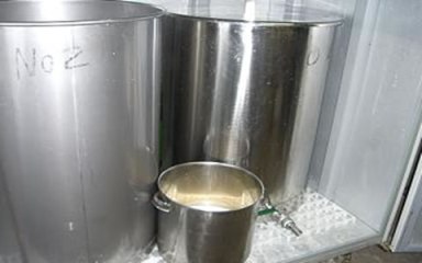 原始人会　どぶろく造り　仕込タンクと酒母（酵母）タンク