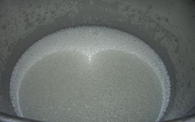 原始人会　どぶろく造り　水麹（酒母・水・麹を仕込む）&rArr;数時間置く）