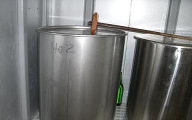 原始人会　どぶろく造り　仕込タンク（150Ｌ）と櫂棒