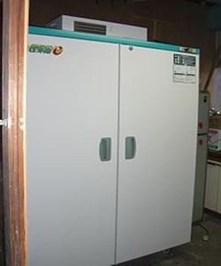 原始人会　どぶろく造り　仕込蔵（業務用冷蔵庫）